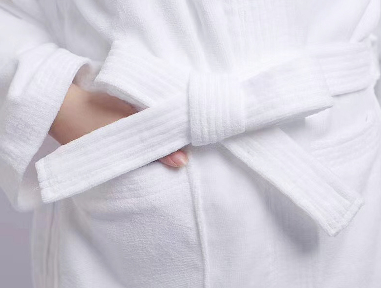 美女穿的是睡衣風(fēng)格，還是浴袍服風(fēng)格？女人味十足